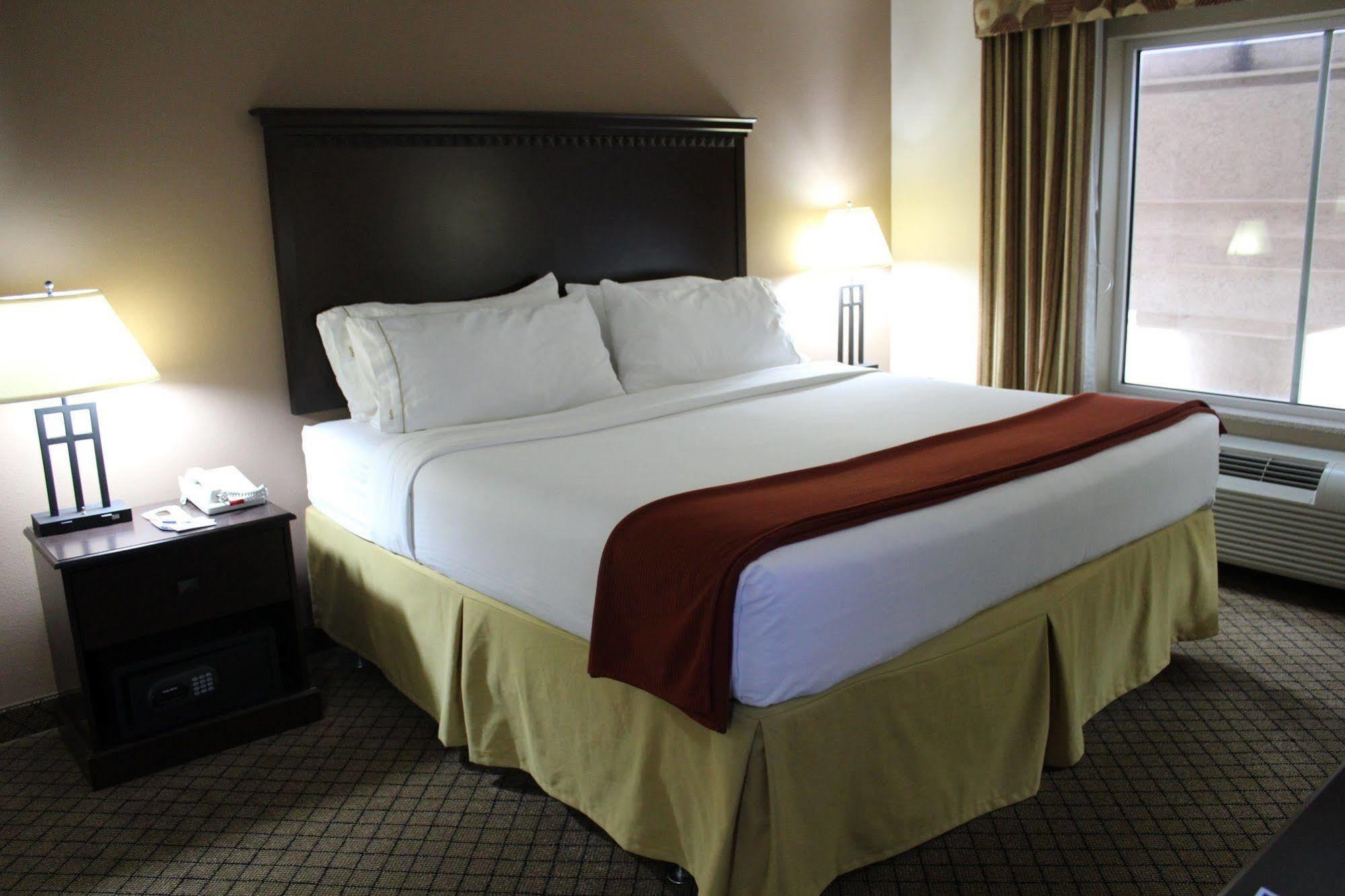 Holiday Inn Express Hotel & Suites Sedalia By Ihg Exterior photo