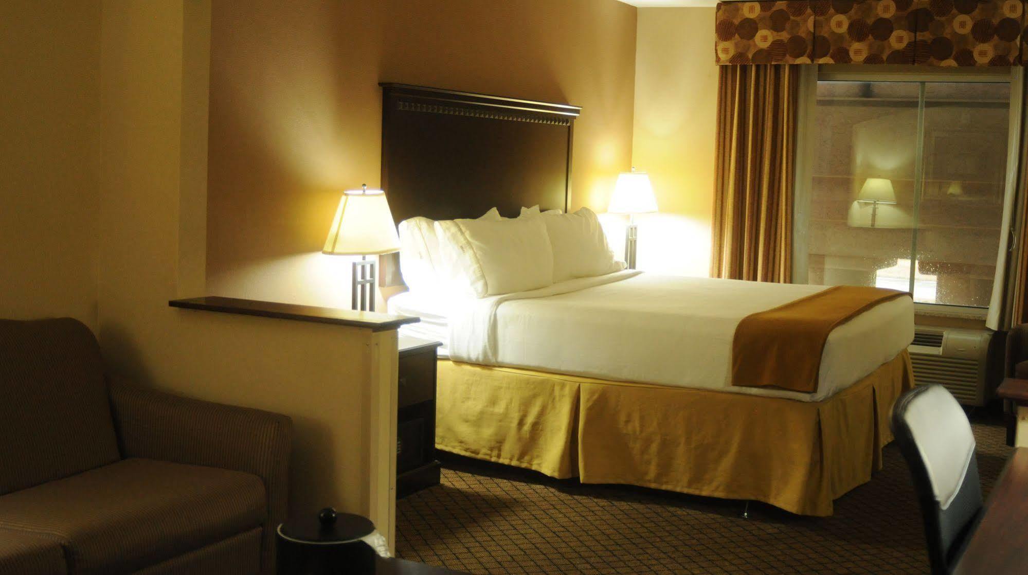 Holiday Inn Express Hotel & Suites Sedalia By Ihg Exterior photo