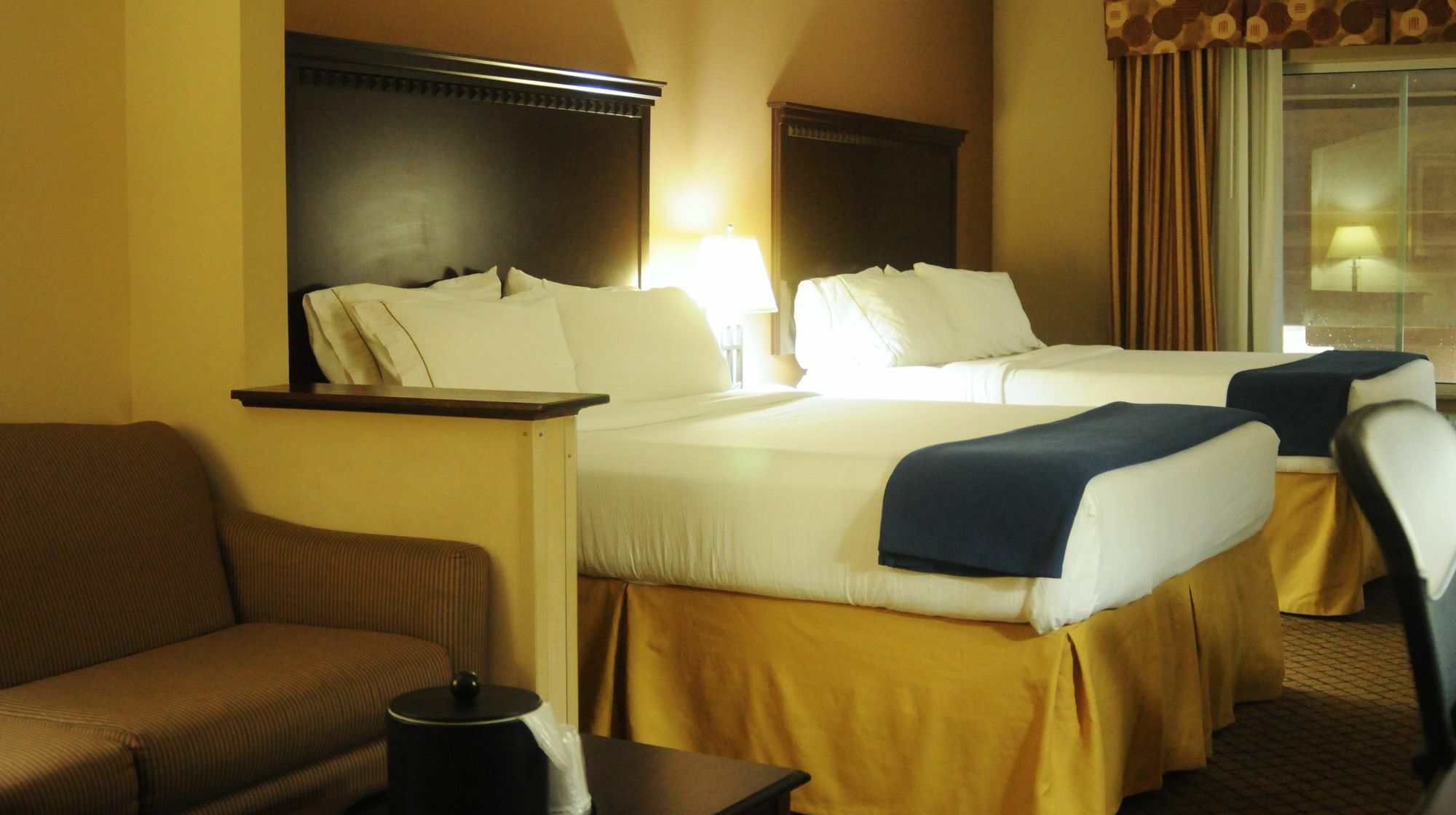 Holiday Inn Express Hotel & Suites Sedalia, An Ihg Hotel Exterior photo
