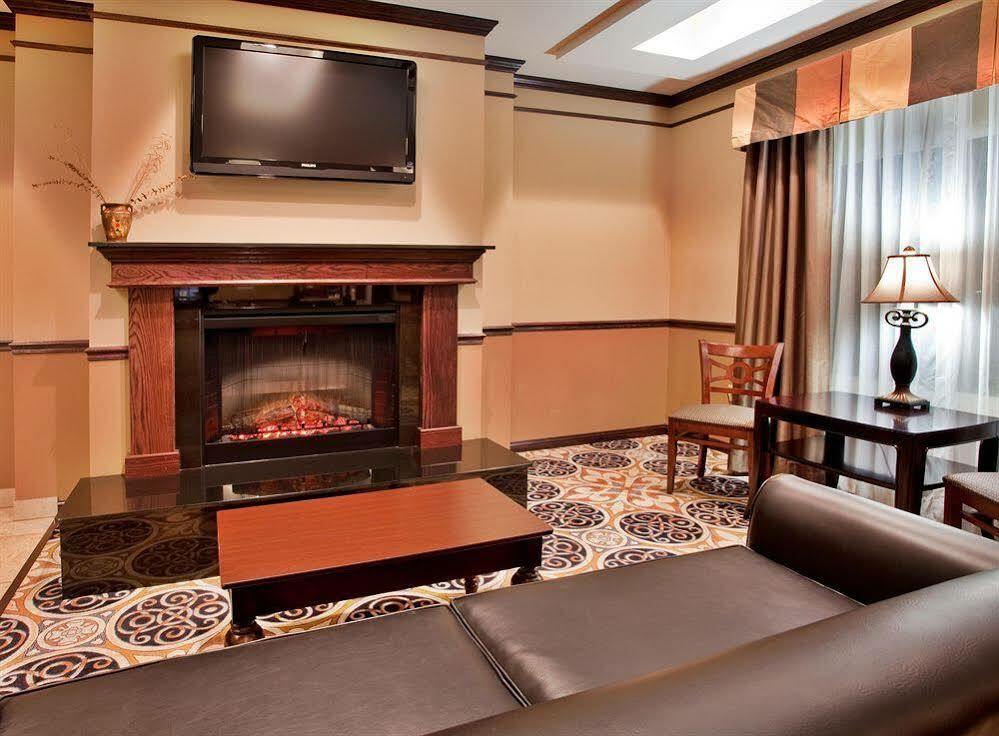 Holiday Inn Express Hotel & Suites Sedalia By Ihg Exterior photo