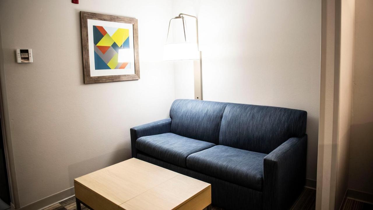 Holiday Inn Express Hotel & Suites Sedalia By Ihg Room photo